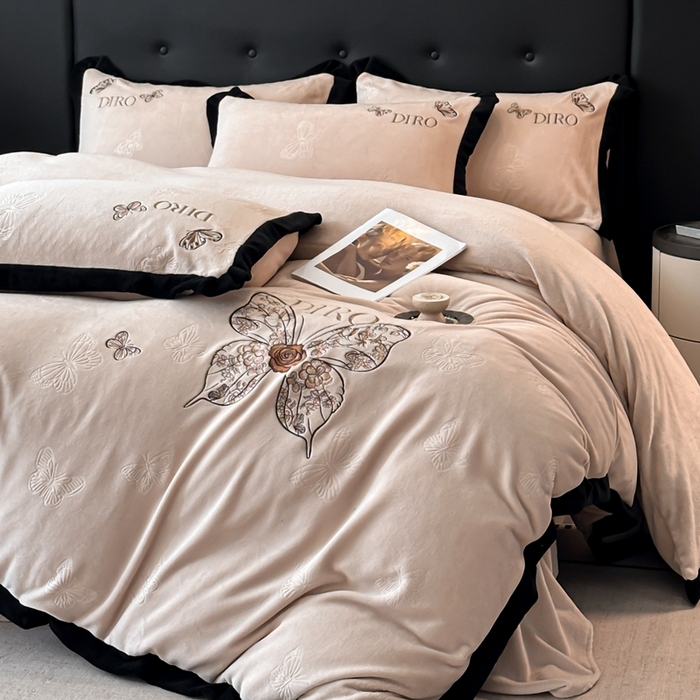 91家纺网 家纺一手货源 找家纺 金牛座家纺 2025新款8斤加厚牛奶绒刺绣四件套-蝴蝶飞飞 蝴蝶飞飞-杏色