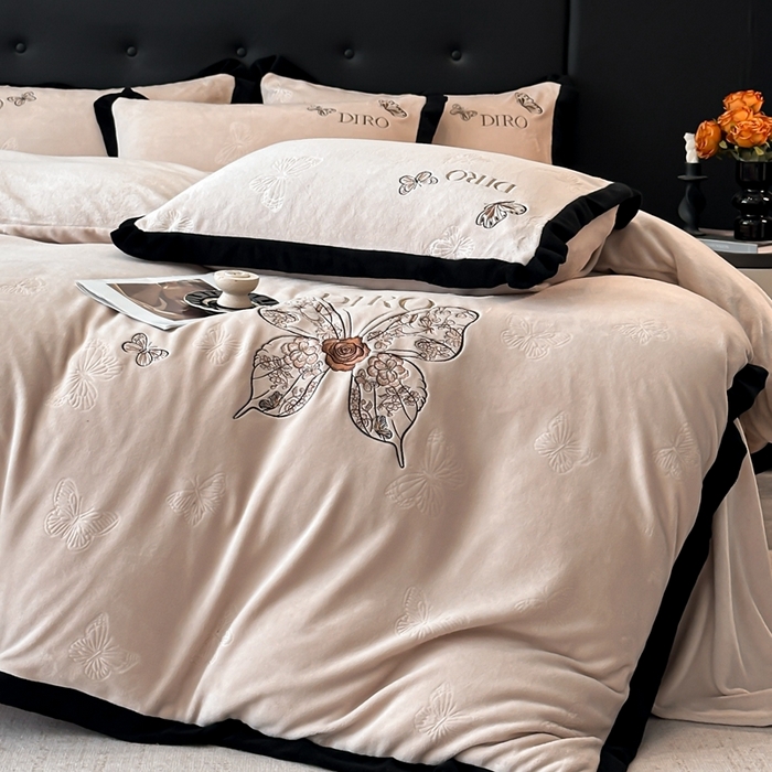 91家纺网 家纺一手货源 找家纺 金牛座家纺 2025新款8斤加厚牛奶绒刺绣四件套-蝴蝶飞飞 蝴蝶飞飞-杏色