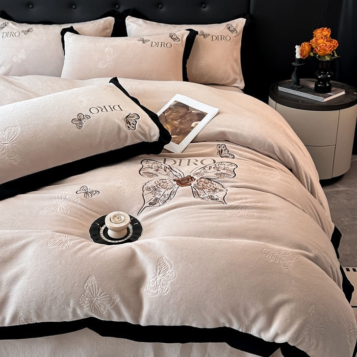 91家纺网 家纺一手货源 找家纺 金牛座家纺 2025新款8斤加厚牛奶绒刺绣四件套-蝴蝶飞飞 蝴蝶飞飞-杏色