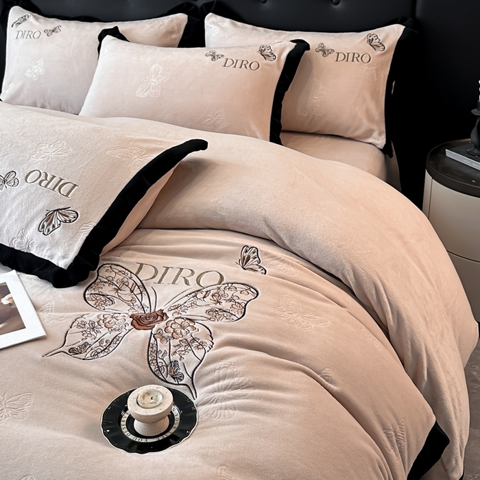 91家纺网 家纺一手货源 找家纺 金牛座家纺 2025新款8斤加厚牛奶绒刺绣四件套-蝴蝶飞飞 蝴蝶飞飞-杏色