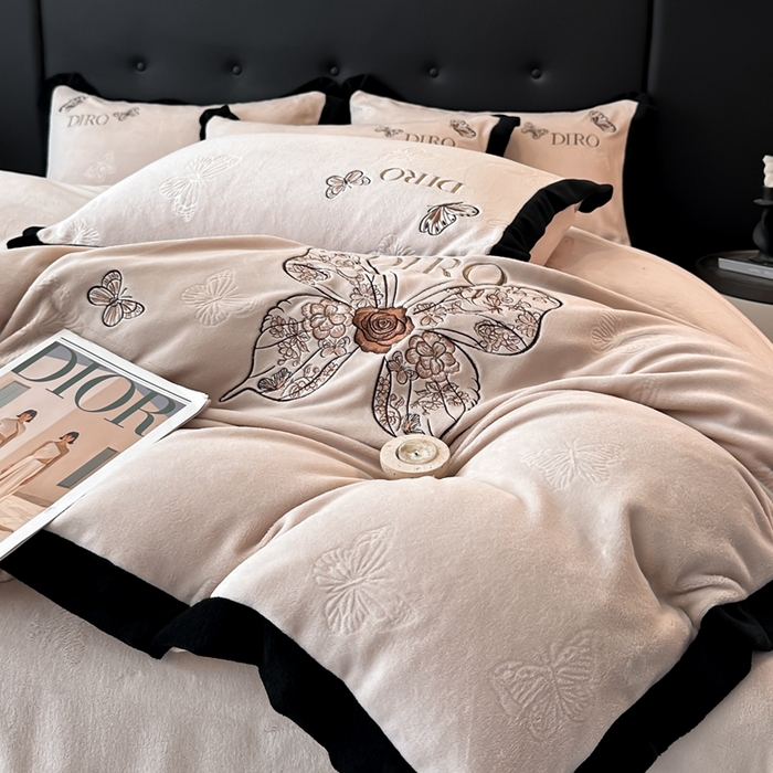 91家纺网 家纺一手货源 找家纺 金牛座家纺 2025新款8斤加厚牛奶绒刺绣四件套-蝴蝶飞飞 蝴蝶飞飞-杏色