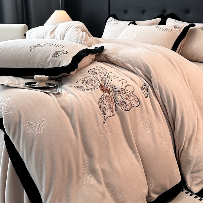 91家纺网 家纺一手货源 找家纺 金牛座家纺 2025新款8斤加厚牛奶绒刺绣四件套-蝴蝶飞飞 蝴蝶飞飞-杏色