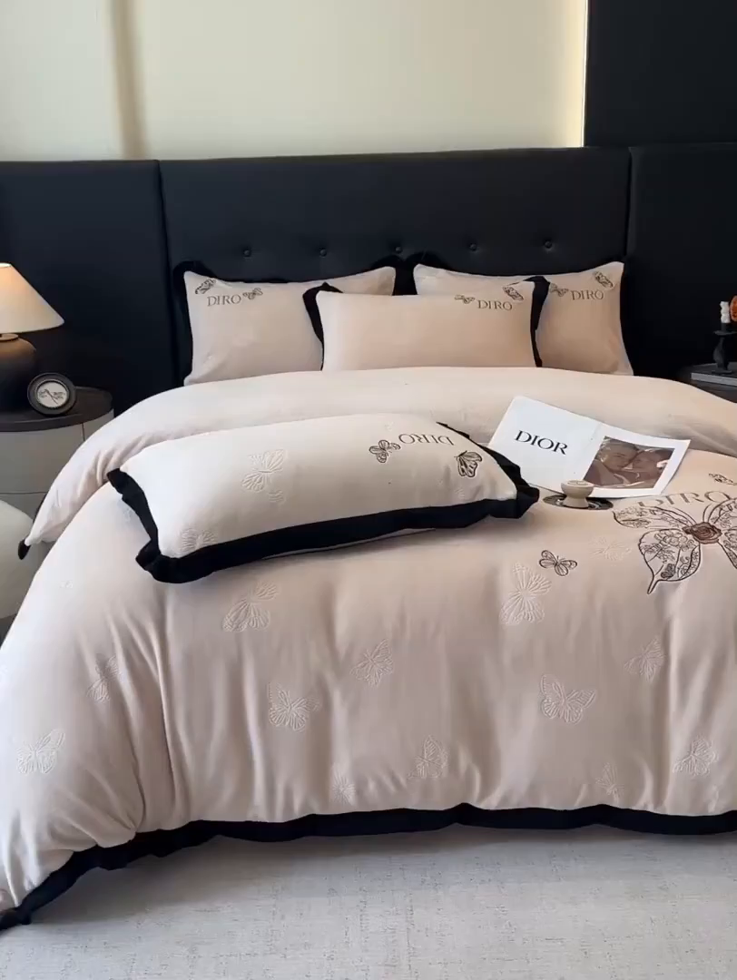 91家纺网 家纺一手货源 找家纺 金牛座家纺 2025新款8斤加厚牛奶绒刺绣四件套-蝴蝶飞飞 蝴蝶飞飞-杏色