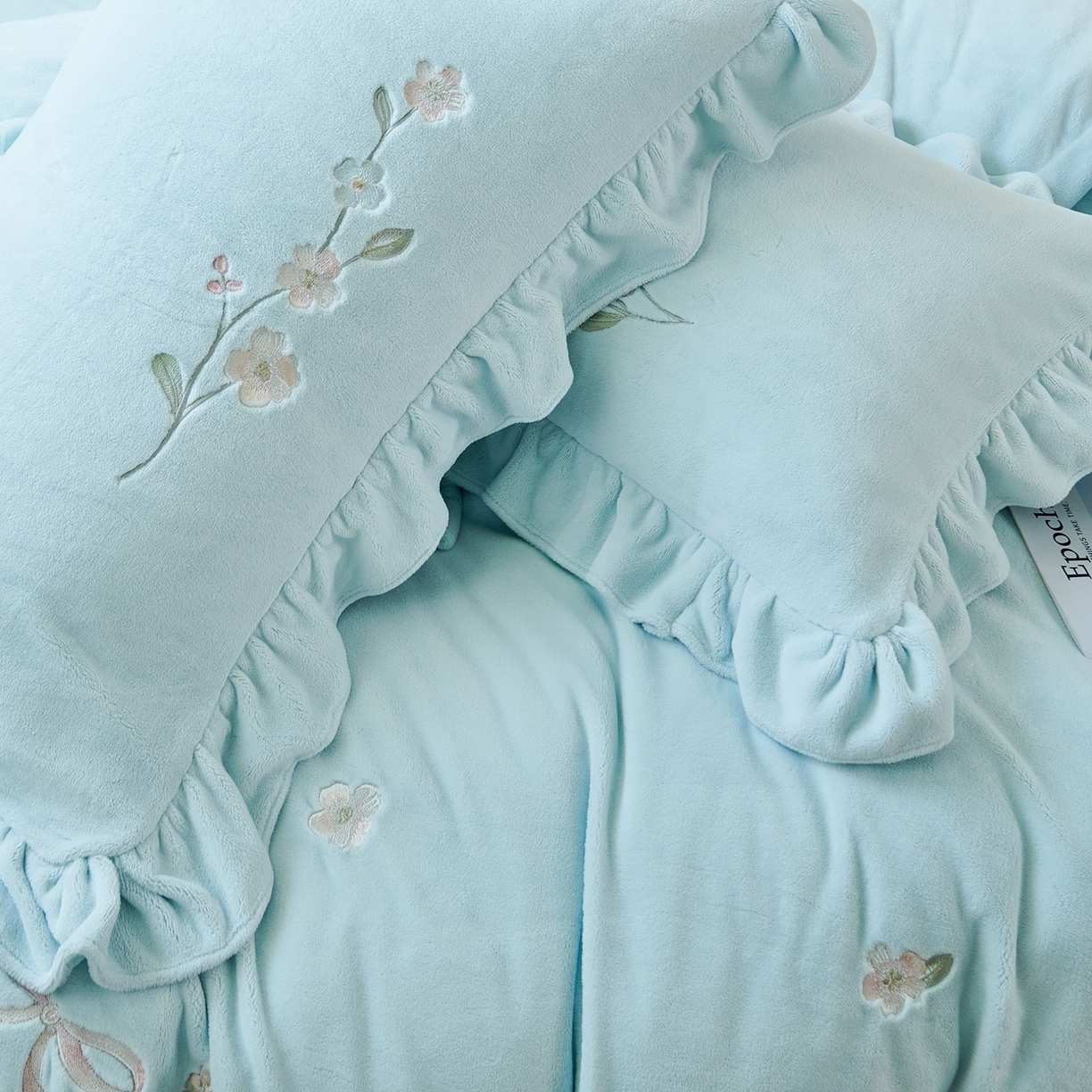 91家纺网 家纺一手货源 找家纺 优姿家纺 2025新款11斤全消光韩版贴布绣保暖四件套- 茱迪 海湾蓝