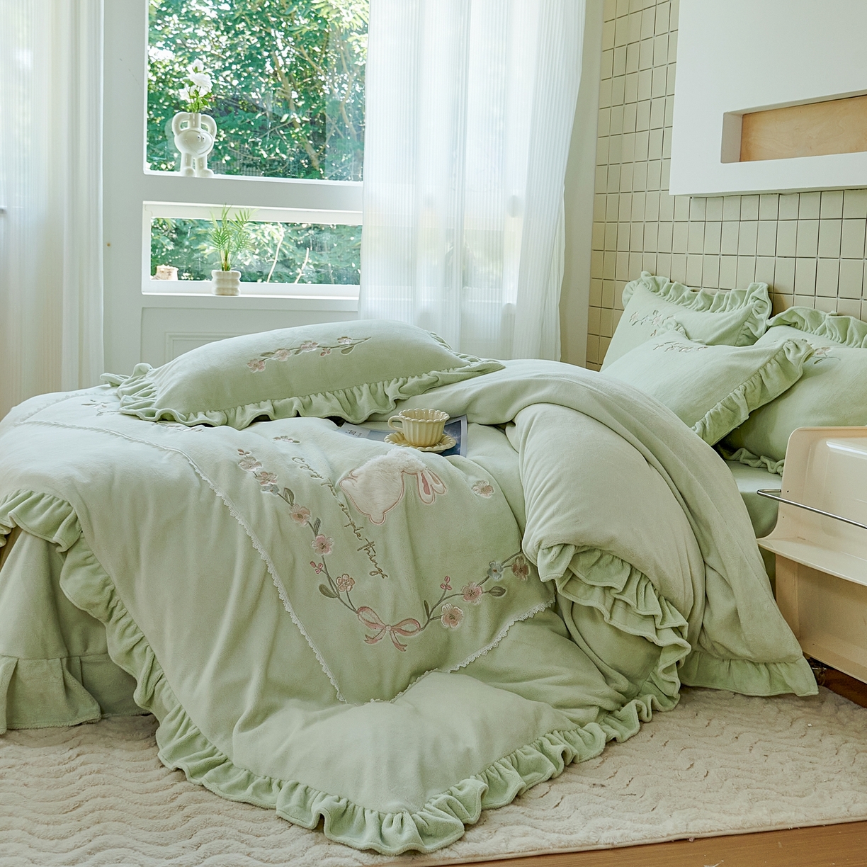 91家纺网 家纺一手货源 找家纺 优姿家纺 2025新款11斤全消光韩版贴布绣保暖四件套- 茱迪 抹茶绿