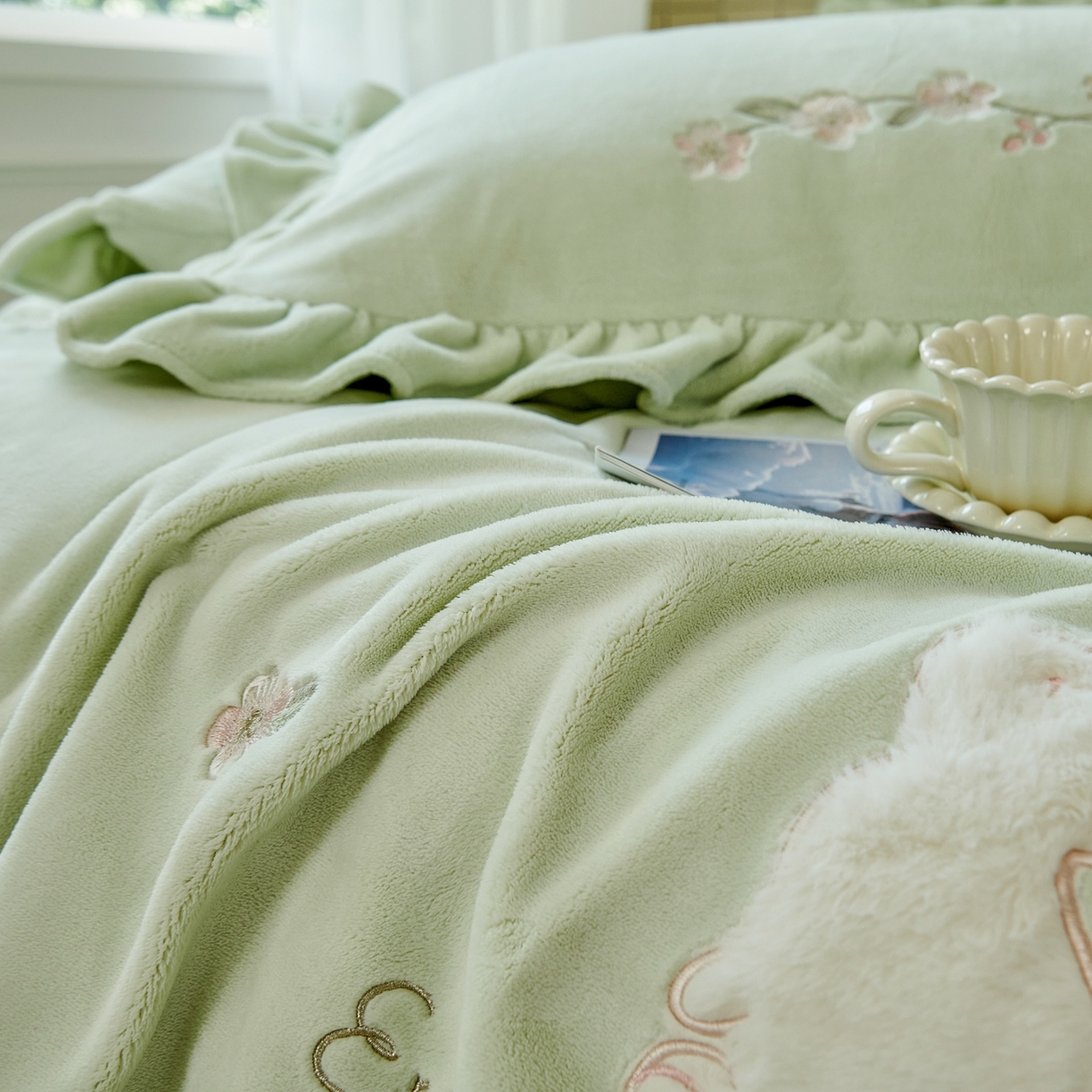 91家纺网 家纺一手货源 找家纺 优姿家纺 2025新款11斤全消光韩版贴布绣保暖四件套- 茱迪 抹茶绿