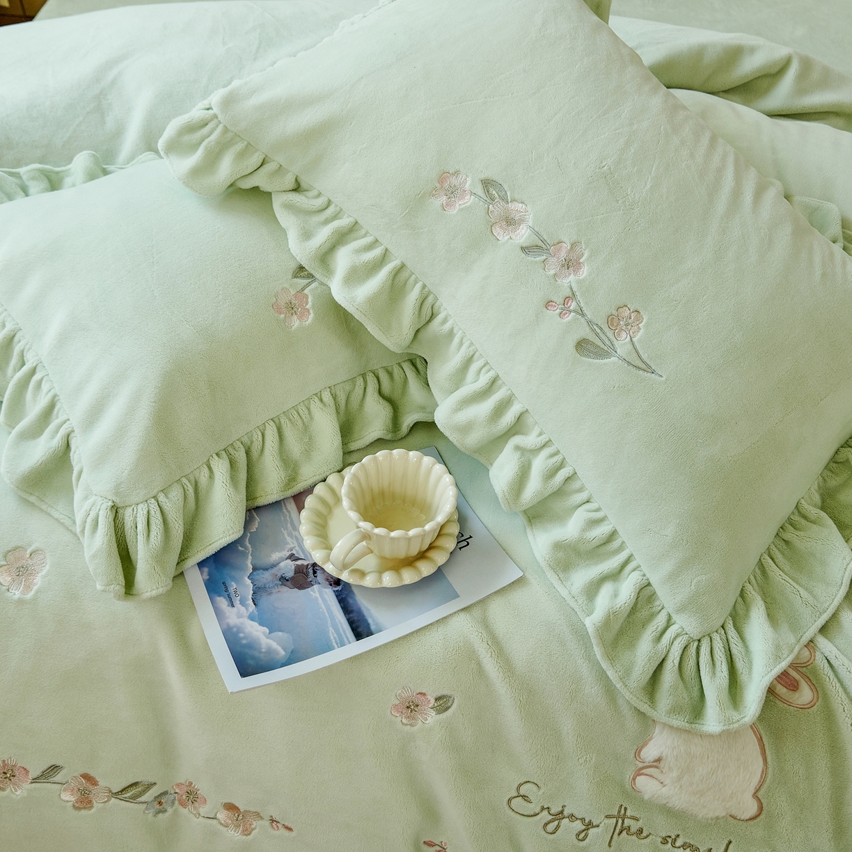 91家纺网 家纺一手货源 找家纺 优姿家纺 2025新款11斤全消光韩版贴布绣保暖四件套- 茱迪 抹茶绿