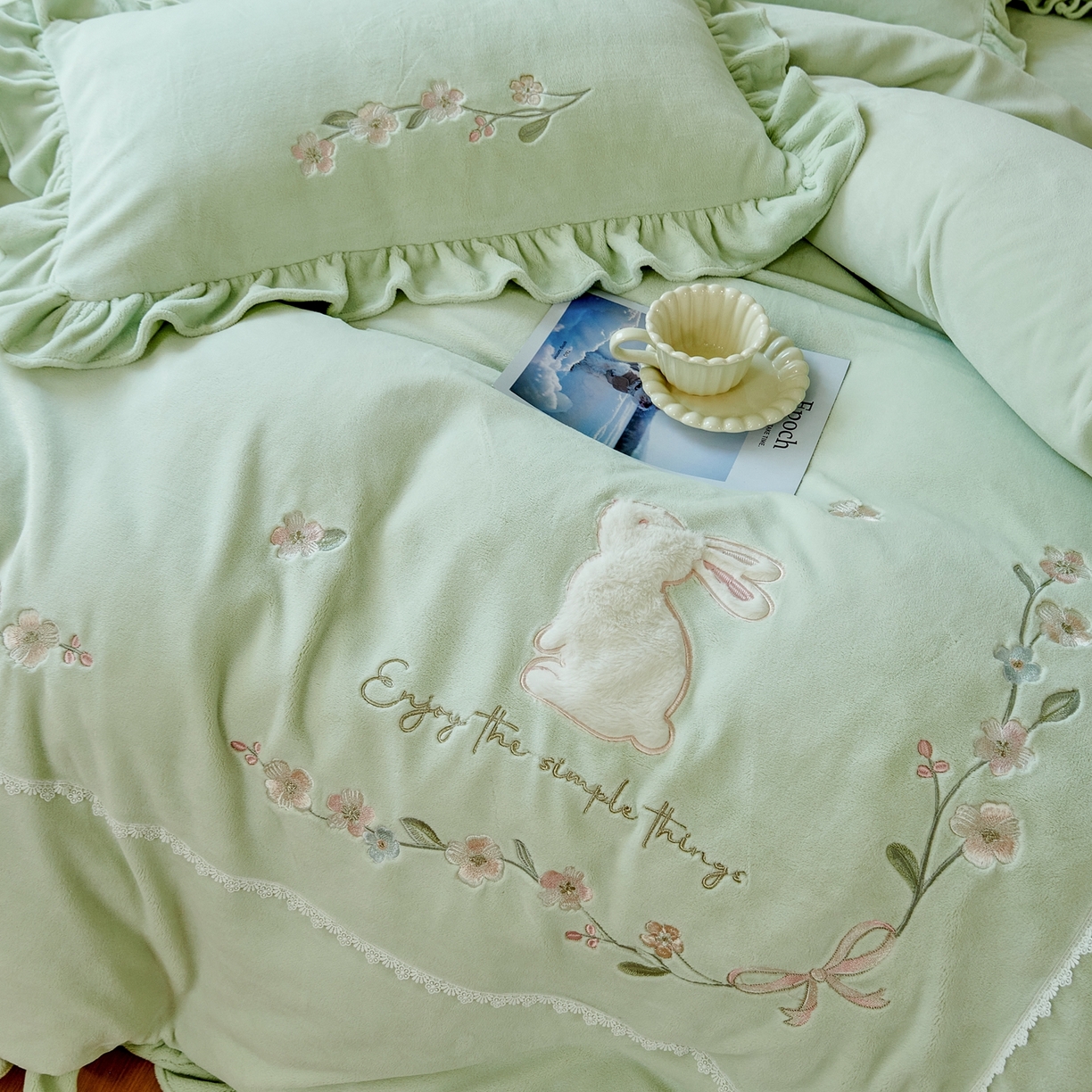 91家纺网 家纺一手货源 找家纺 优姿家纺 2025新款11斤全消光韩版贴布绣保暖四件套- 茱迪 抹茶绿