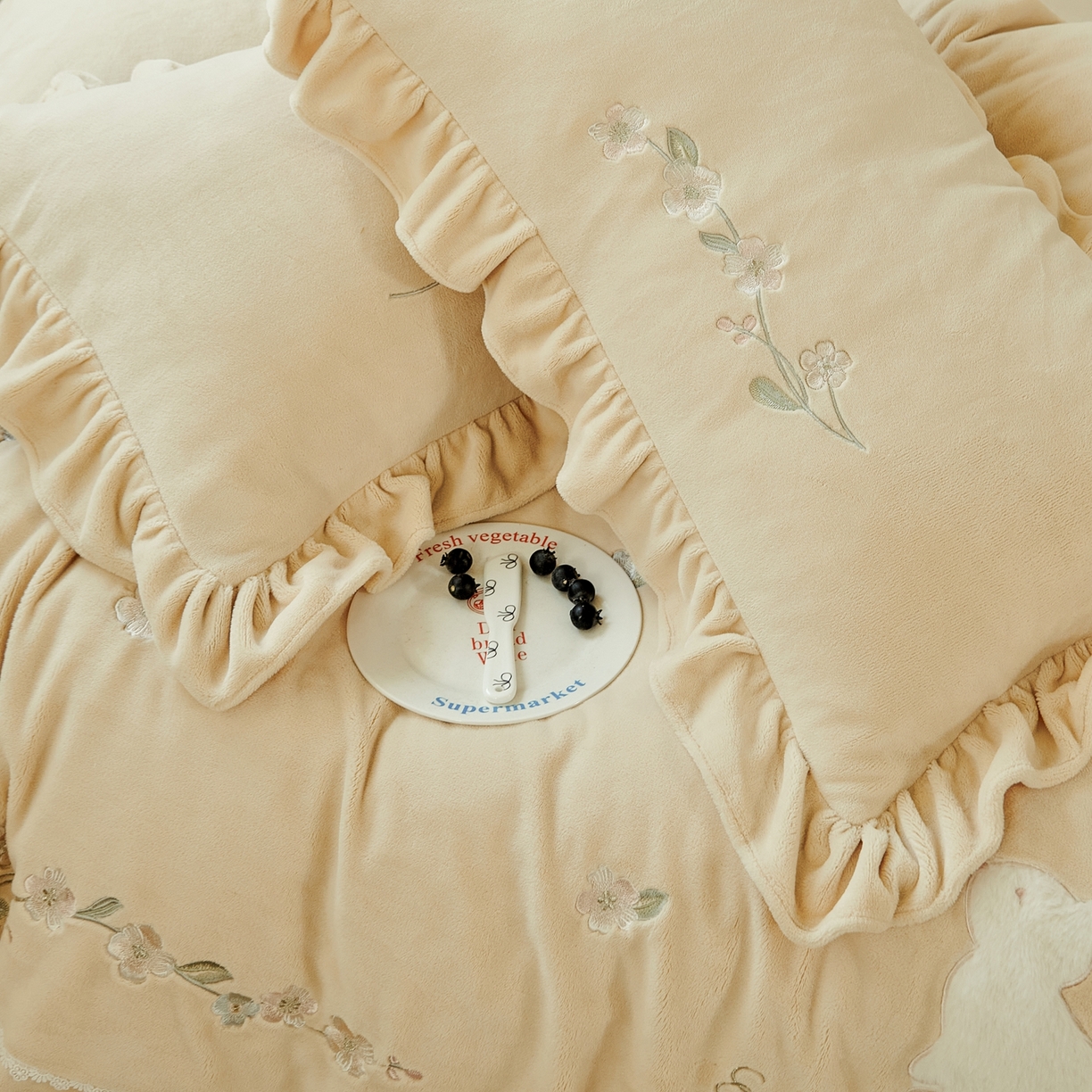 91家纺网 家纺一手货源 找家纺 优姿家纺 2025新款11斤全消光韩版贴布绣保暖四件套- 茱迪 柠檬黄