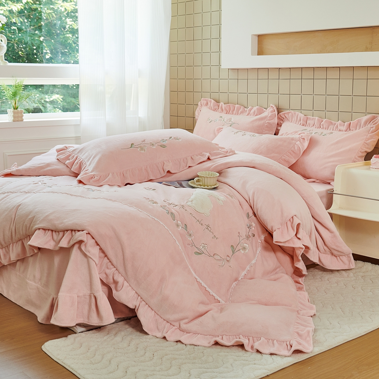 91家纺网 家纺一手货源 找家纺 优姿家纺 2025新款11斤全消光韩版贴布绣保暖四件套- 茱迪 樱粉