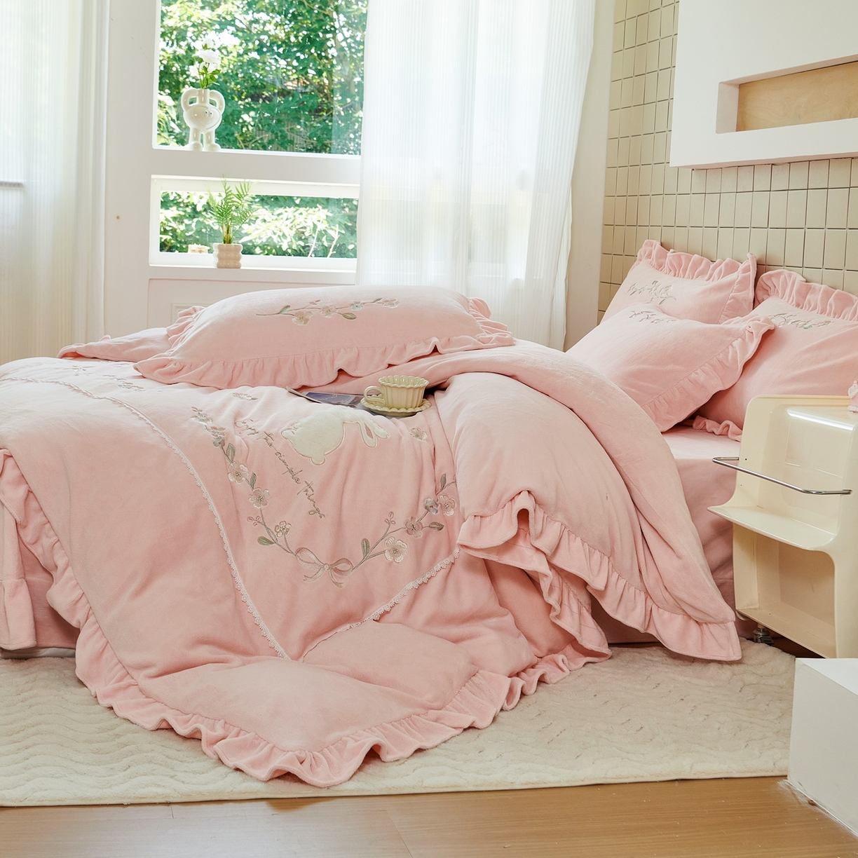 91家纺网 家纺一手货源 找家纺 优姿家纺 2025新款11斤全消光韩版贴布绣保暖四件套- 茱迪 樱粉