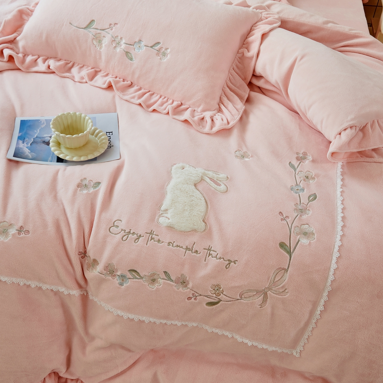 91家纺网 家纺一手货源 找家纺 优姿家纺 2025新款11斤全消光韩版贴布绣保暖四件套- 茱迪 樱粉