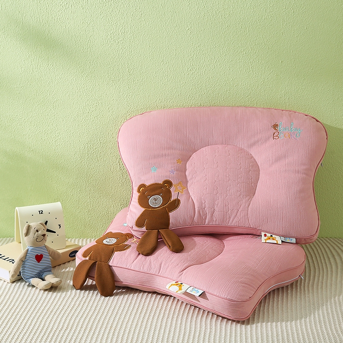 91家纺网 家纺一手货源 找家纺 金牛枕芯 2025新款贴布绣儿童枕芯枕头亲肤舒适安抚儿童枕 小奶熊-粉色