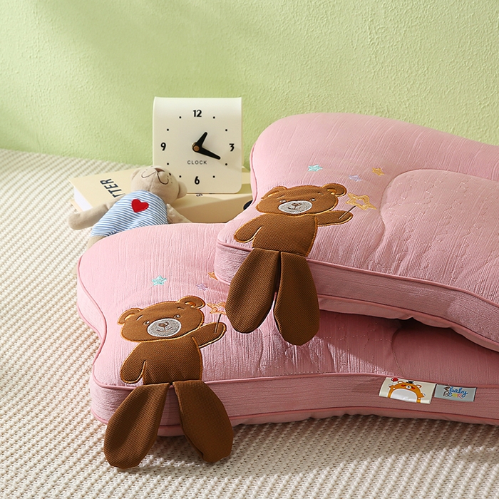 91家纺网 家纺一手货源 找家纺 金牛枕芯 2025新款贴布绣儿童枕芯枕头亲肤舒适安抚儿童枕 小奶熊-粉色