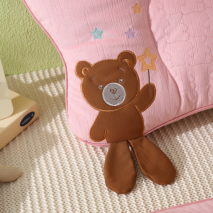 91家纺网 家纺一手货源 找家纺 金牛枕芯 2025新款贴布绣儿童枕芯枕头亲肤舒适安抚儿童枕 小奶熊-粉色