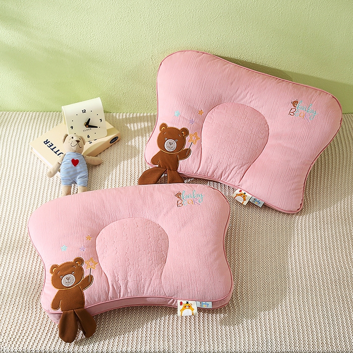 91家纺网 家纺一手货源 找家纺 金牛枕芯 2025新款贴布绣儿童枕芯枕头亲肤舒适安抚儿童枕 小奶熊-粉色