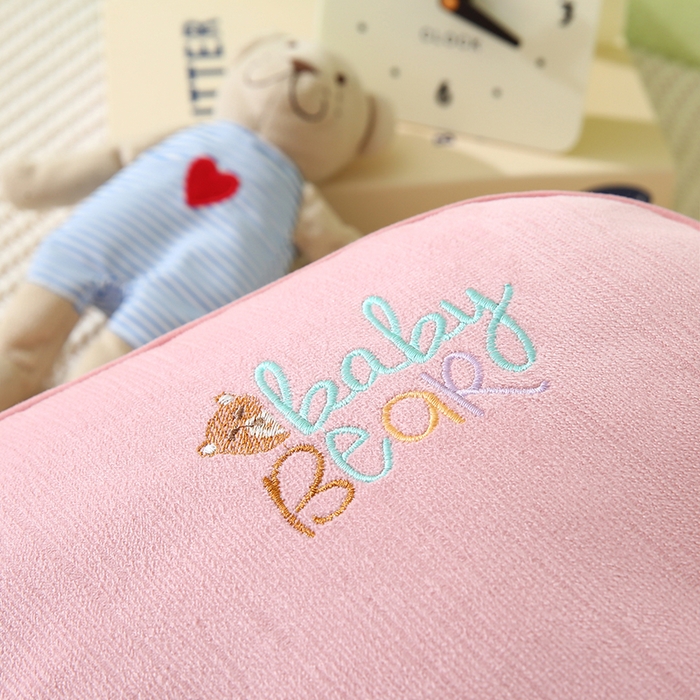 91家纺网 家纺一手货源 找家纺 金牛枕芯 2025新款贴布绣儿童枕芯枕头亲肤舒适安抚儿童枕 小奶熊-粉色