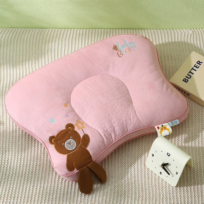 91家纺网 家纺一手货源 找家纺 金牛枕芯 2025新款贴布绣儿童枕芯枕头亲肤舒适安抚儿童枕 小奶熊-粉色