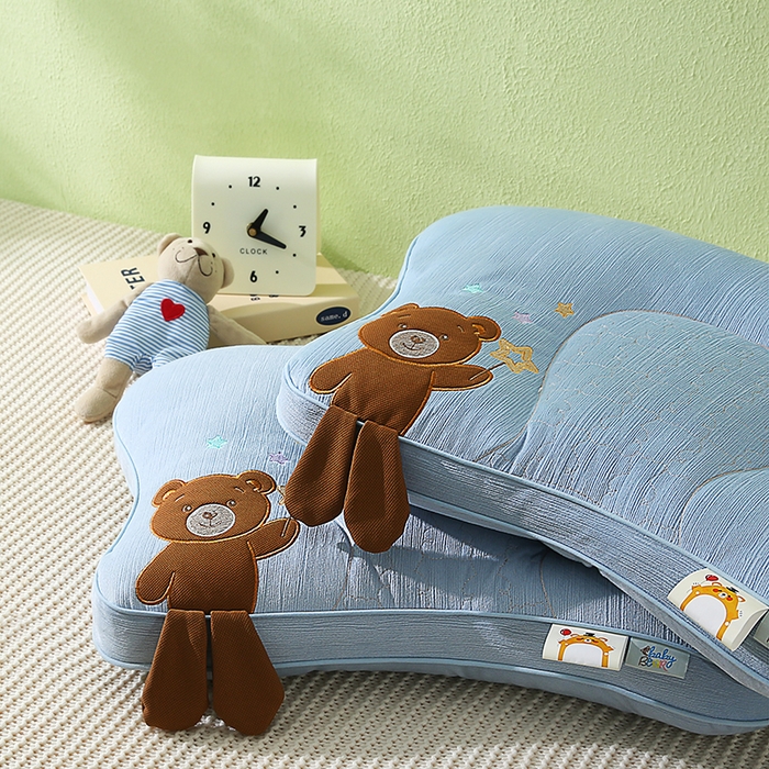 91家纺网 家纺一手货源 找家纺 金牛枕芯 2025新款贴布绣儿童枕芯枕头亲肤舒适安抚儿童枕 小奶熊-蓝色