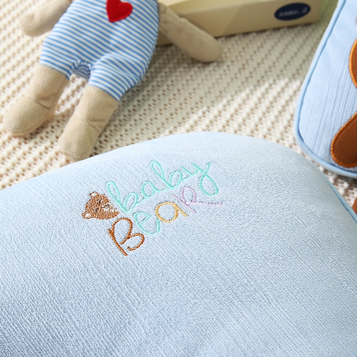 91家纺网 家纺一手货源 找家纺 金牛枕芯 2025新款贴布绣儿童枕芯枕头亲肤舒适安抚儿童枕 小奶熊-蓝色