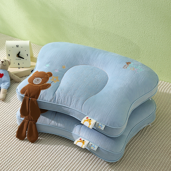 91家纺网 家纺一手货源 找家纺 金牛枕芯 2025新款贴布绣儿童枕芯枕头亲肤舒适安抚儿童枕 小奶熊-蓝色