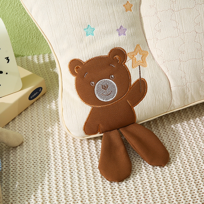 91家纺网 家纺一手货源 找家纺 金牛枕芯 2025新款贴布绣儿童枕芯枕头亲肤舒适安抚儿童枕 小奶熊-米色