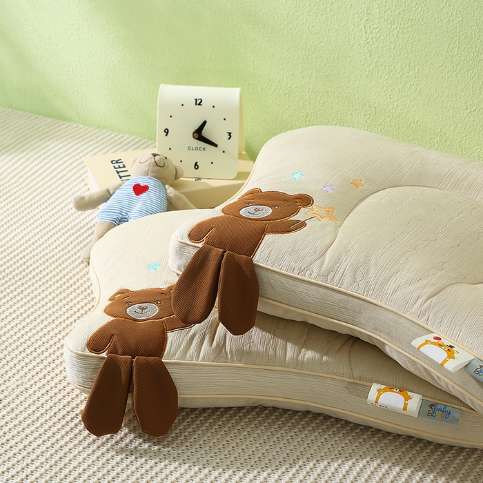 91家纺网 家纺一手货源 找家纺 金牛枕芯 2025新款贴布绣儿童枕芯枕头亲肤舒适安抚儿童枕 小奶熊-米色