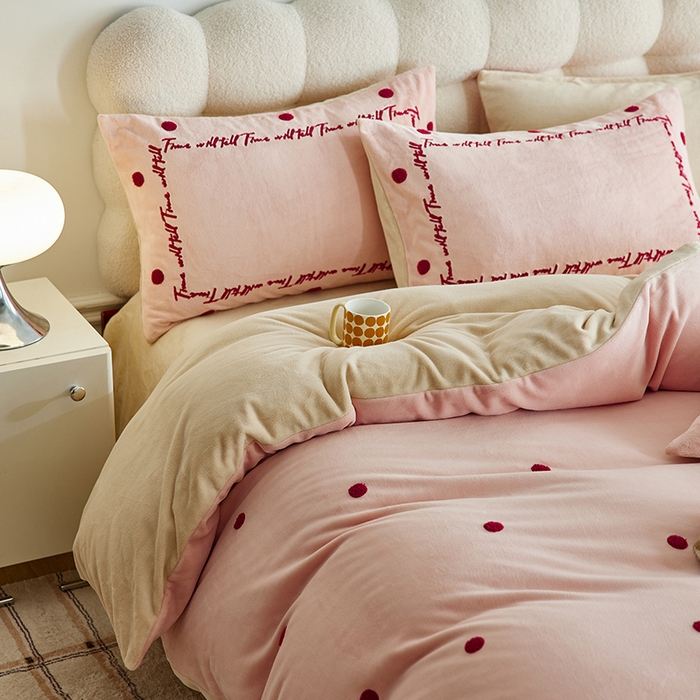 91家纺网 家纺一手货源 找家纺 （总）千朵森 2025新款牛奶绒毛巾绣四件套-艾琳-风格一