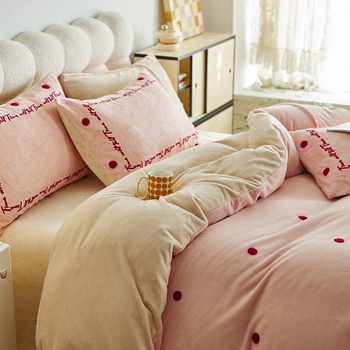 91家纺网 家纺一手货源 找家纺 （总）千朵森 2025新款牛奶绒毛巾绣四件套-艾琳-风格一