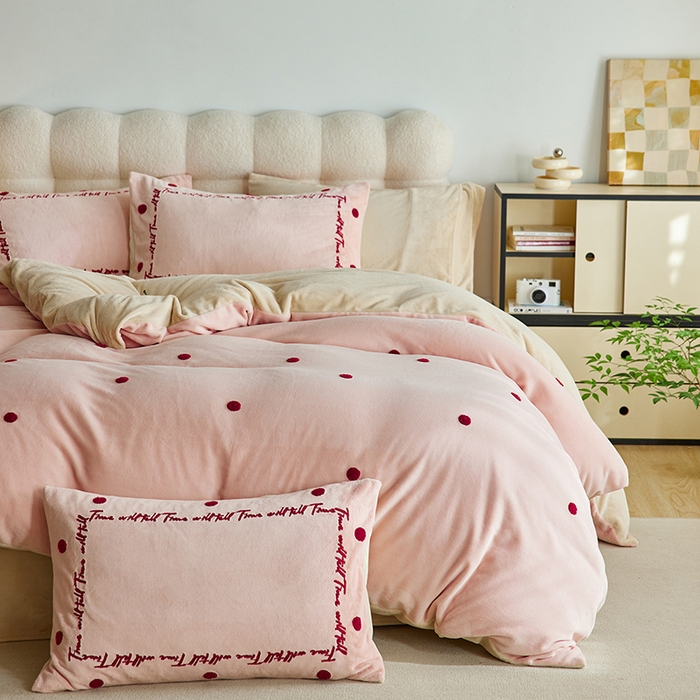 91家纺网 家纺一手货源 找家纺 （总）千朵森 2025新款牛奶绒毛巾绣四件套-艾琳-风格一