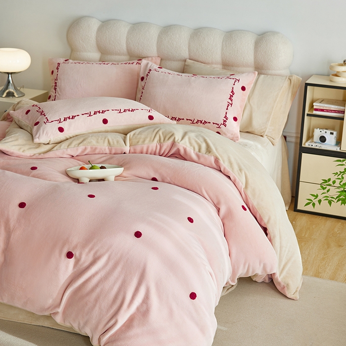 91家纺网 家纺一手货源 找家纺 （总）千朵森 2025新款牛奶绒毛巾绣四件套-艾琳-风格一