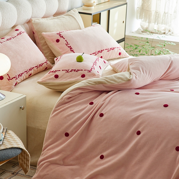 91家纺网 家纺一手货源 找家纺 （总）千朵森 2025新款牛奶绒毛巾绣四件套-艾琳-风格一