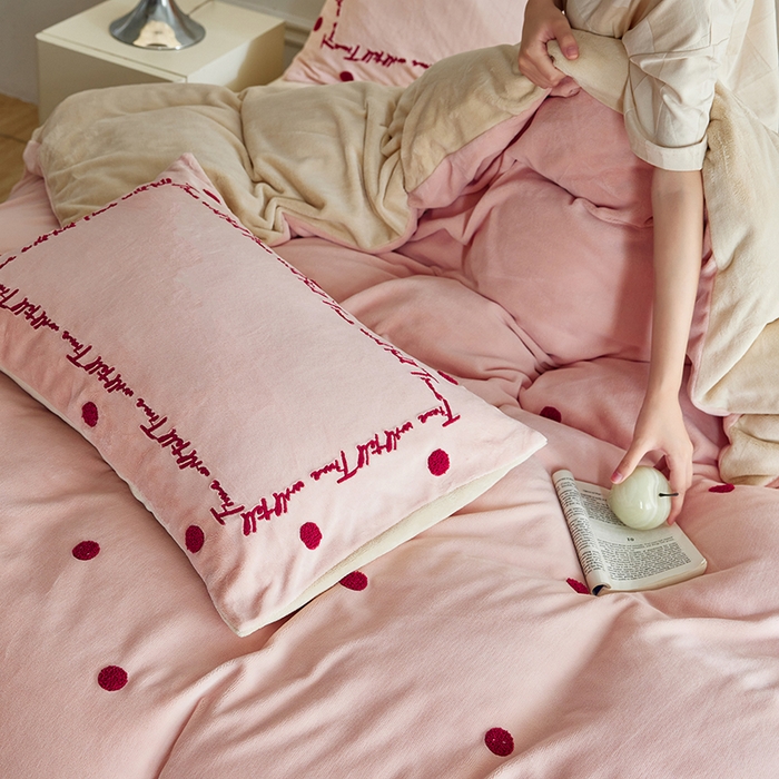 91家纺网 家纺一手货源 找家纺 （总）千朵森 2025新款牛奶绒毛巾绣四件套-艾琳-风格一