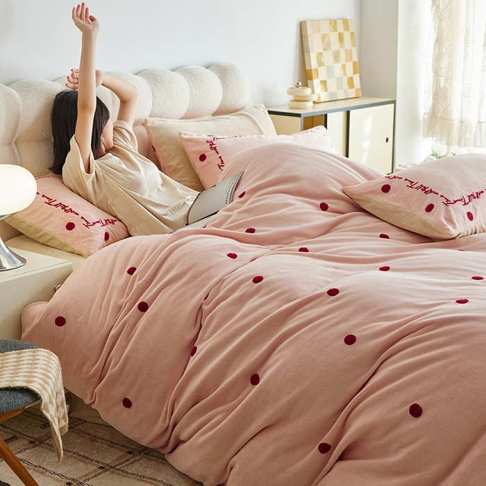 91家纺网 家纺一手货源 找家纺 （总）千朵森 2025新款牛奶绒毛巾绣四件套-艾琳-风格一