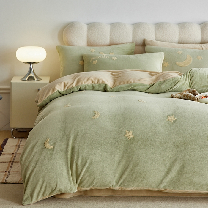 91家纺网 家纺一手货源 找家纺 （总）千朵森 2025新款牛奶绒毛巾绣四件套-艾琳-风格一