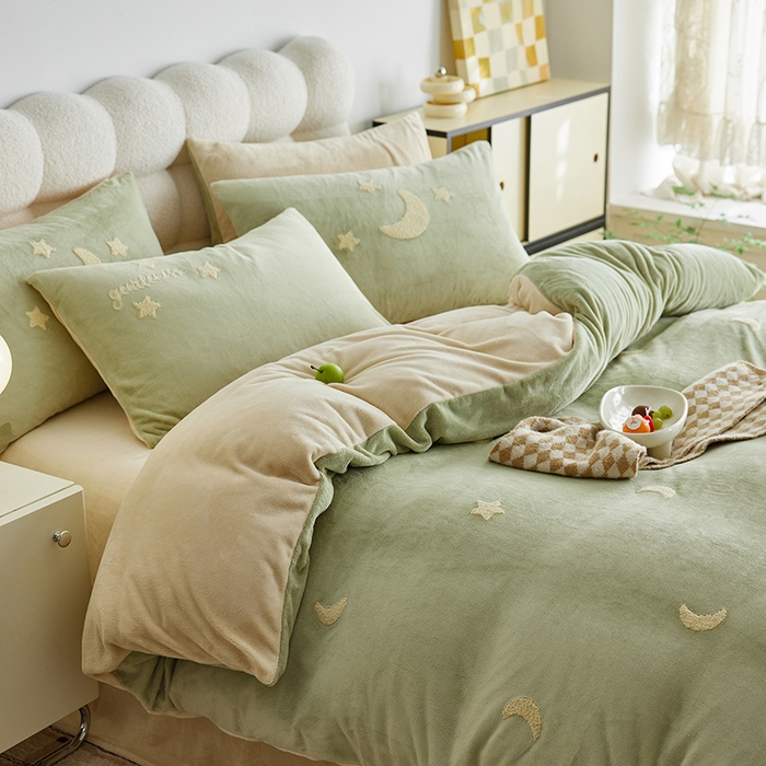 91家纺网 家纺一手货源 找家纺 千朵森 2025新款牛奶绒毛巾绣四件套-艾琳-风格一 艾琳-橄榄绿