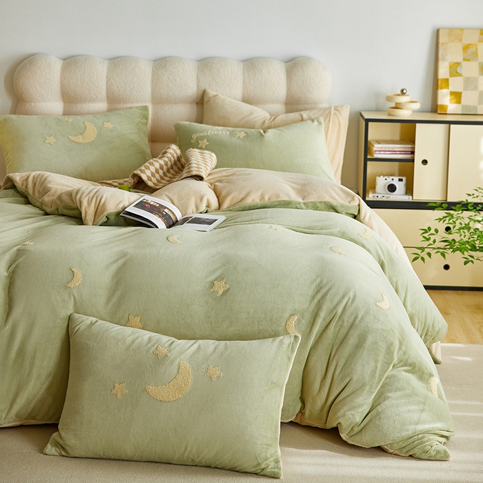 91家纺网 家纺一手货源 找家纺 千朵森 2025新款牛奶绒毛巾绣四件套-艾琳-风格一 艾琳-橄榄绿