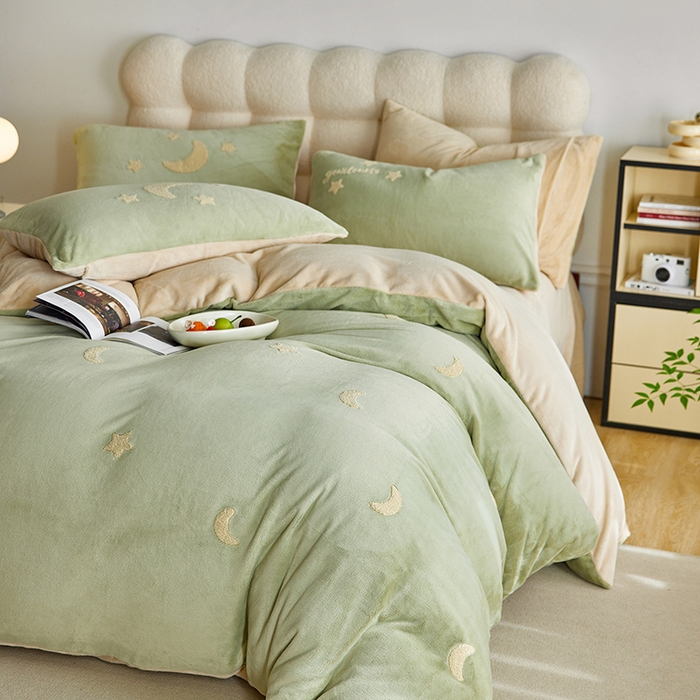 91家纺网 家纺一手货源 找家纺 千朵森 2025新款牛奶绒毛巾绣四件套-艾琳-风格一 艾琳-橄榄绿