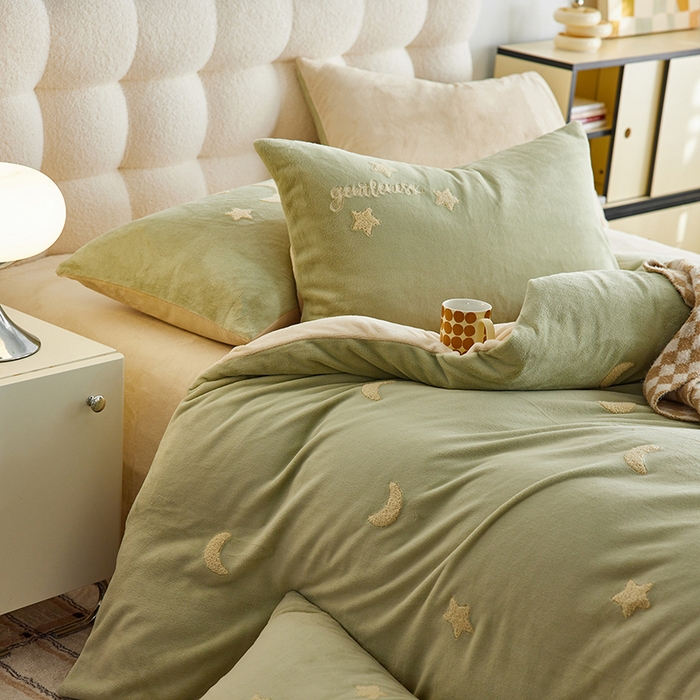 91家纺网 家纺一手货源 找家纺 千朵森 2025新款牛奶绒毛巾绣四件套-艾琳-风格一 艾琳-橄榄绿