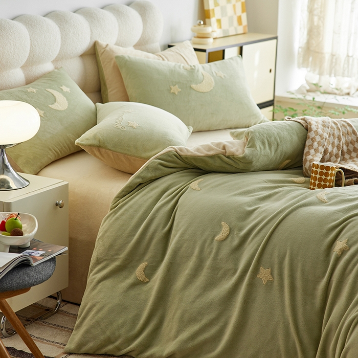 91家纺网 家纺一手货源 找家纺 千朵森 2025新款牛奶绒毛巾绣四件套-艾琳-风格一 艾琳-橄榄绿