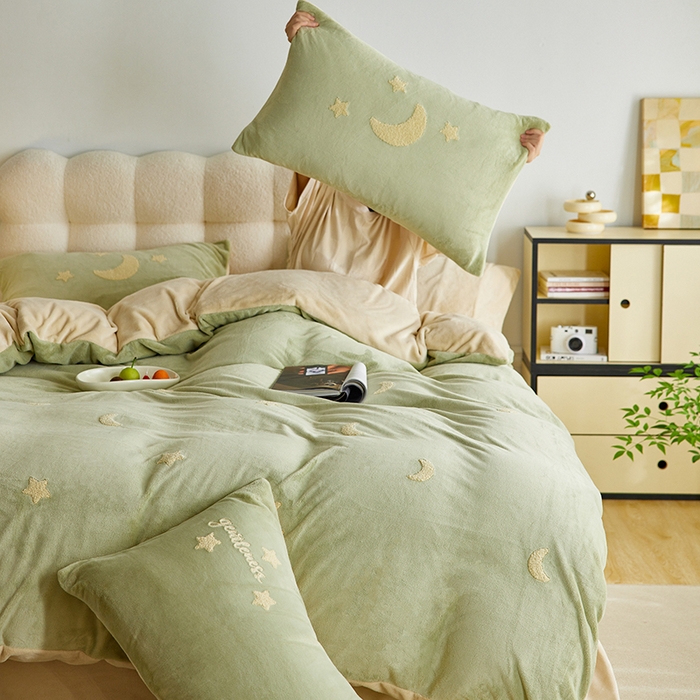 91家纺网 家纺一手货源 找家纺 千朵森 2025新款牛奶绒毛巾绣四件套-艾琳-风格一 艾琳-橄榄绿