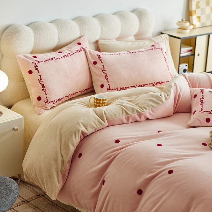 91家纺网 家纺一手货源 找家纺 千朵森 2025新款牛奶绒毛巾绣四件套-艾琳-风格一 艾琳-樱草粉