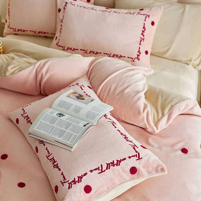 91家纺网 家纺一手货源 找家纺 千朵森 2025新款牛奶绒毛巾绣四件套-艾琳-风格一 艾琳-樱草粉