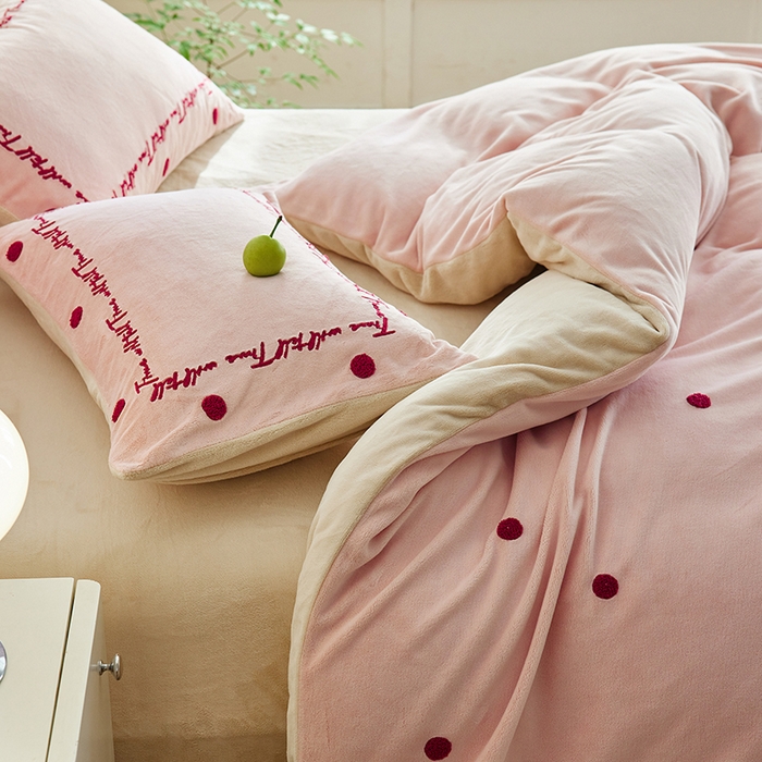 91家纺网 家纺一手货源 找家纺 千朵森 2025新款牛奶绒毛巾绣四件套-艾琳-风格一 艾琳-樱草粉