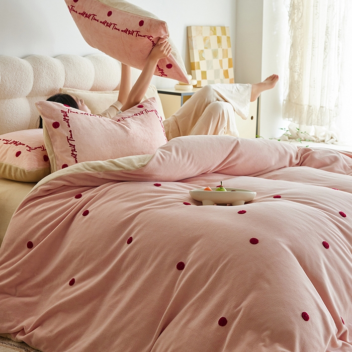 91家纺网 家纺一手货源 找家纺 千朵森 2025新款牛奶绒毛巾绣四件套-艾琳-风格一 艾琳-樱草粉