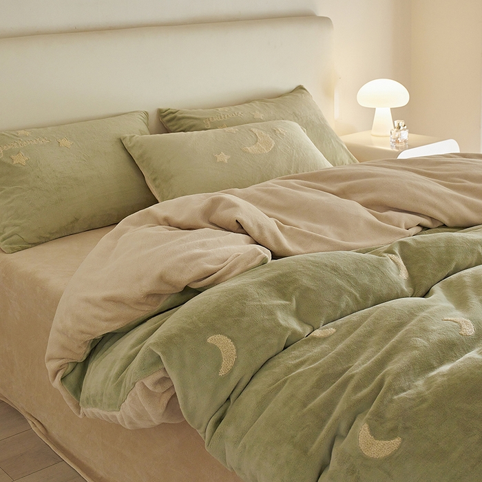 91家纺网 家纺一手货源 找家纺 （总）千朵森 2025新款牛奶绒毛巾绣四件套-艾琳-风格二