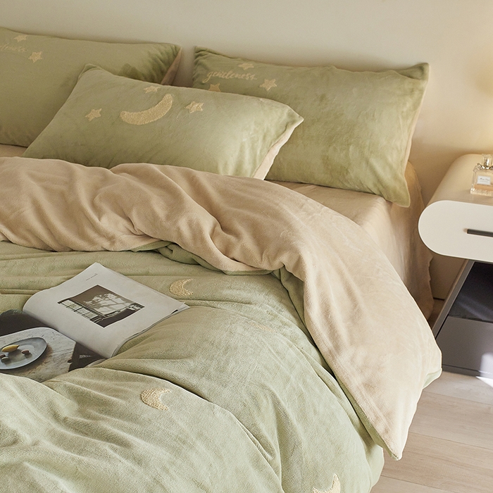 91家纺网 家纺一手货源 找家纺 （总）千朵森 2025新款牛奶绒毛巾绣四件套-艾琳-风格二