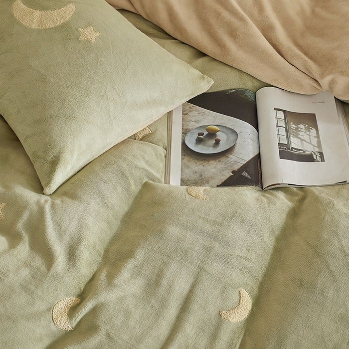 91家纺网 家纺一手货源 找家纺 千朵森 2025新款牛奶绒毛巾绣四件套-艾琳-风格二 艾琳-橄榄绿