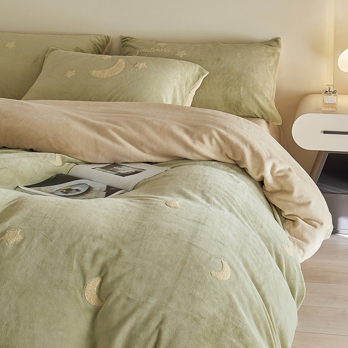 91家纺网 家纺一手货源 找家纺 千朵森 2025新款牛奶绒毛巾绣四件套-艾琳-风格二 艾琳-橄榄绿