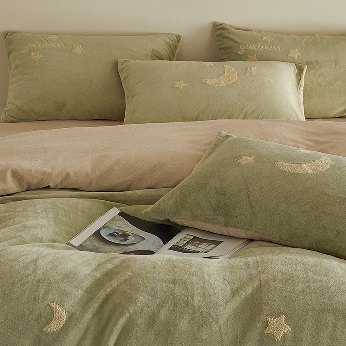 91家纺网 家纺一手货源 找家纺 千朵森 2025新款牛奶绒毛巾绣四件套-艾琳-风格二 艾琳-橄榄绿